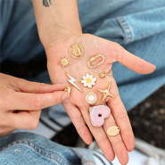 Le look que nous adorons Le look que nous adorons: colliers et bracelets à breloques  