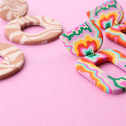 Sets d'inspiration Créez des boucles d'oreilles funky avec des pendentifs en polymère