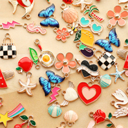 Sets d'inspiration Créez une collection funky avec des perles et breloques en métal