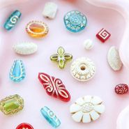 Sets d'inspiration Mix & match avec des perles acryliques aux détails dorés