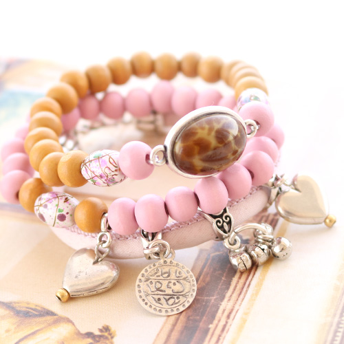 Des bracelets avec des articles du SUMMER SALE