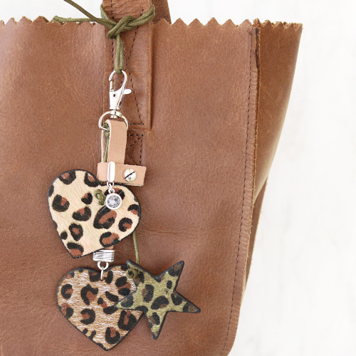 Des porte-cl&eacute;s en acier Inox et simili cuir