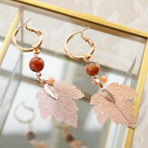Porte-cl&eacute;s + boucles d&rsquo;oreilles avec v&eacute;ritables feuilles, pierres naturelles et du fil macram&eacute;