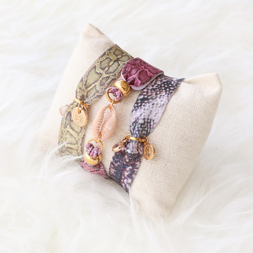 Fabriquez vous-m&ecirc;me des boucles d&rsquo;oreilles et bracelets avec les nouveaux pendentifs en r&eacute;sine + ruban &eacute;lastique imprim&eacute; serpent