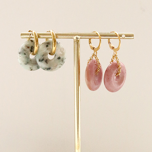 D&eacute;couvrez ici comment confectionner de superbes boucles d&rsquo;oreilles et bracelets avec des pendentifs disques en pierre naturelle