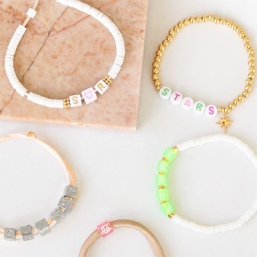 Vous pouvez confectionner ces bracelets d&rsquo;&eacute;t&eacute; super cool avec des perles alphabet et signes du zodiaque : 