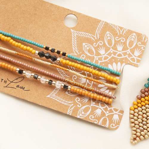 Voici comment confectionner des bracelets et des boucles d&rsquo;oreilles avec les rocailles Miyuki : 