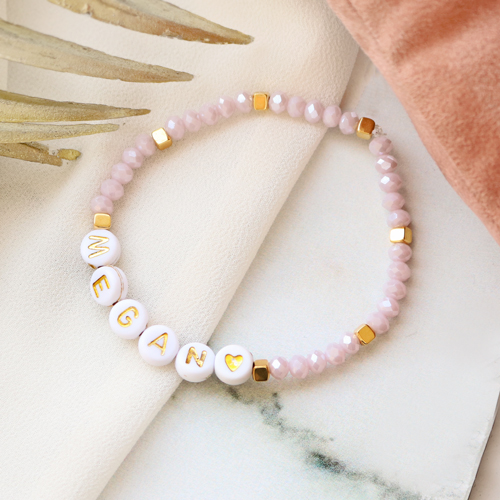 &Agrave; court d&rsquo;inspiration ? Vous pouvez facilement confectionner vous-m&ecirc;me ces bracelets avec des perles lettres acryliques :