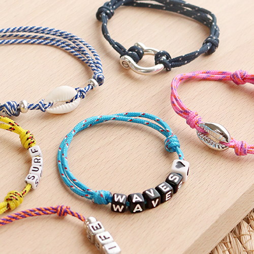 Voici comment confectionner des bracelets branch&eacute;s en cordelette style marin :