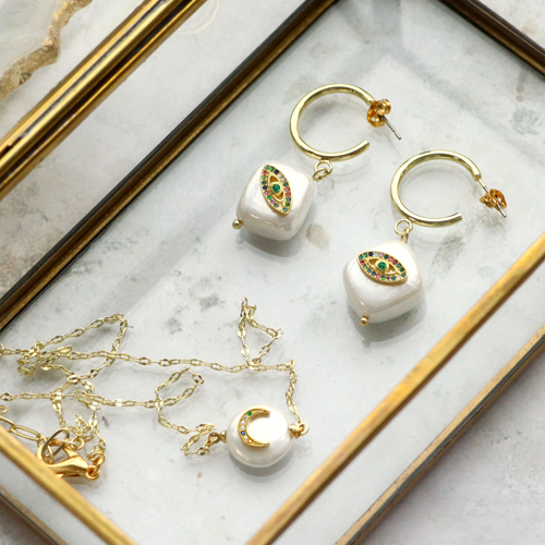 Lancez-vous et cr&eacute;ez des bijoux tendance avec les articles en coquillage nacr&eacute; combin&eacute;s avec des &eacute;l&eacute;ments en laiton zirconium. 