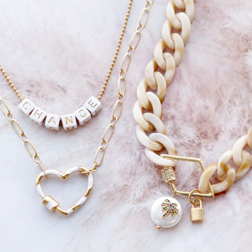 Confectionner des bijoux de caract&egrave;re avec des pendentifs fermoirs en zirconium ! 