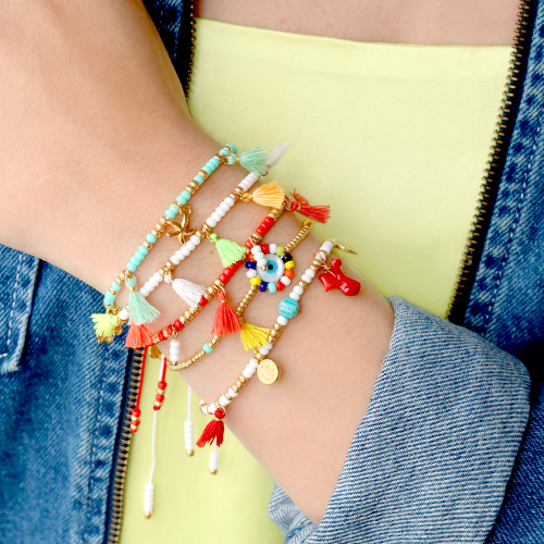 Lancez-vous avec les mini pompons pour confectionner des bracelets de poignet et de cheville color&eacute;s et fun ! 