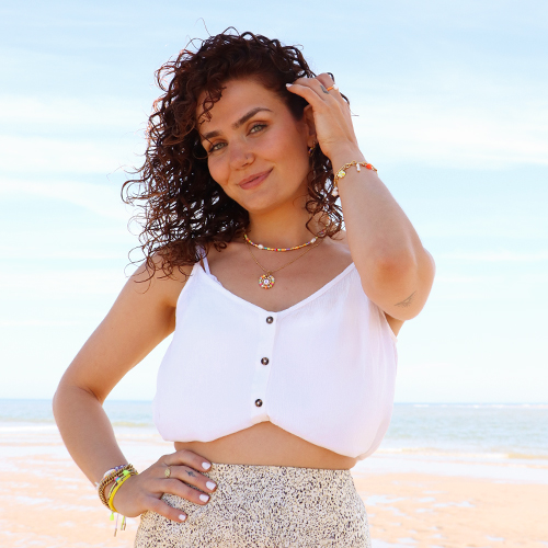 Confection de bijoux d&rsquo;&eacute;t&eacute; tendance avec des perles coquillage, des perles en verre et bien d&rsquo;autres &eacute;l&eacute;ments fun ! 