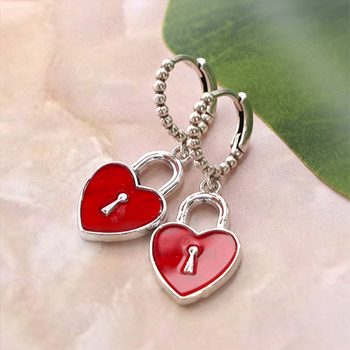 Confectionnez les plus beaux colliers et boucles d&rsquo;oreilles avec les nouvelles breloques en r&eacute;sine ! 