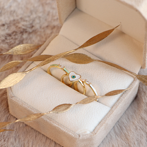 Combinez ces bagues et boucles d&rsquo;oreilles color&eacute;es avec des bijoux faits main