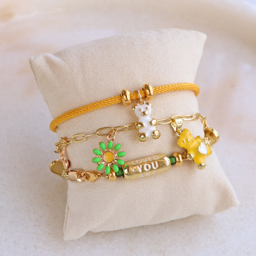 Des bijoux accrocheurs avec des breloques et des perles en laiton