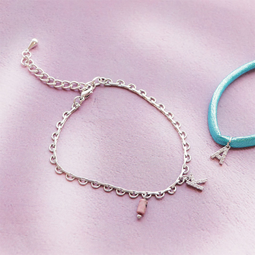 Faites des cr&eacute;ations avec des breloques lettre