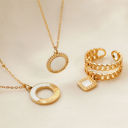 Comment incorporer des breloques en acier inox dans votre collection 