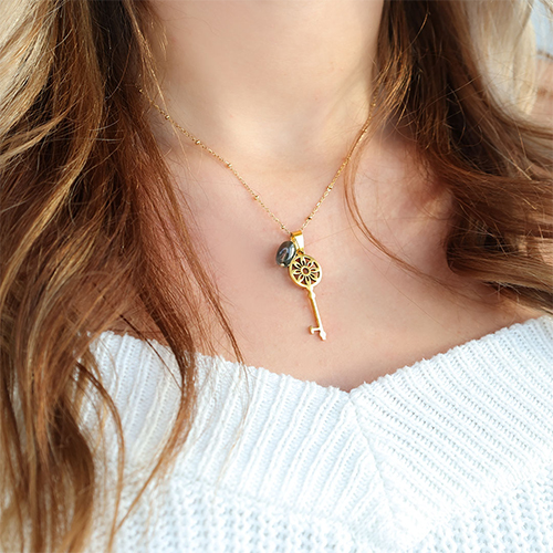 Cr&eacute;ation de boucles d&rsquo;oreilles et de colliers avec breloques cl&eacute;