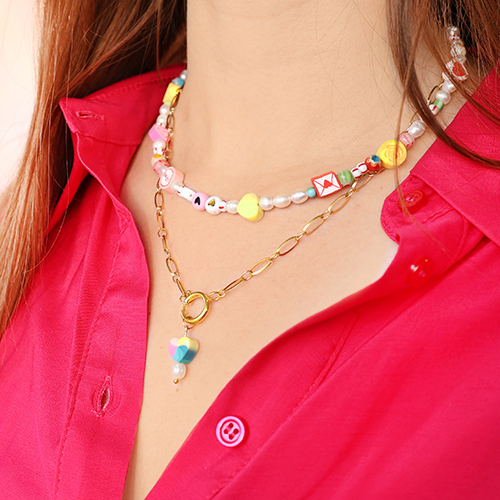 Bijoux de la Saint-Valentin avec perles en polym&egrave;re color&eacute;es