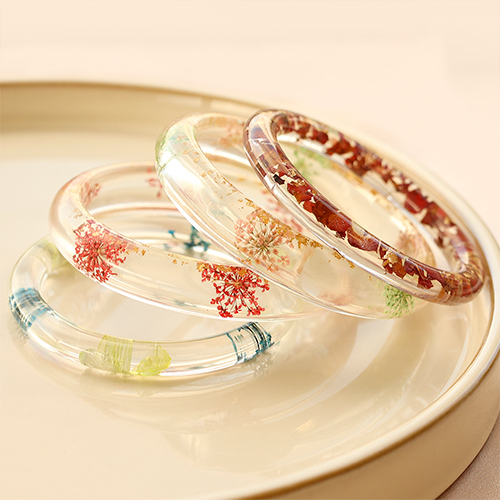 Bracelets avec fleurs s&eacute;ch&eacute;es et pinces &agrave; cheveux assorties