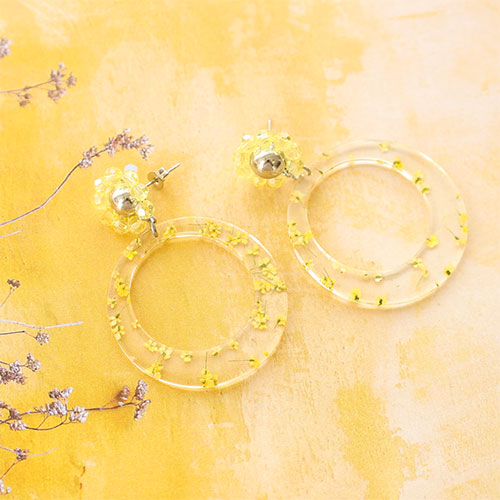 Cr&eacute;er des boucles d'oreilles tendance avec des pendentifs en r&eacute;sine