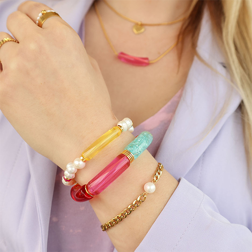 Soyez cr&eacute;atifs avec les perles tubes acryliques pour les bijoux d'&eacute;t&eacute;.