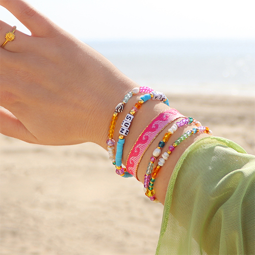 Inspiration pour des bracelets avec des perles acryliques, des perles &agrave; facettes et des rubans &agrave; texte.