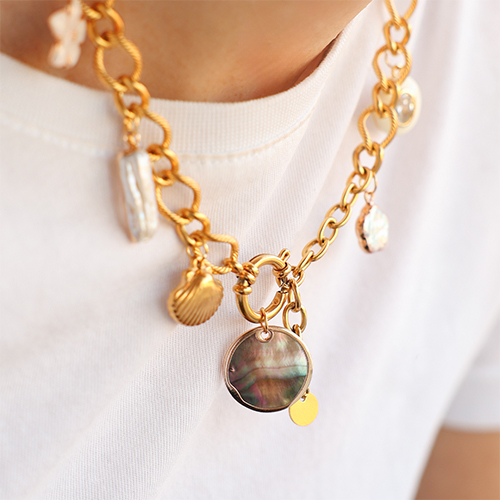 Cr&eacute;ez des bijoux tendance avec des breloques et connecteurs en perles d'eau douce