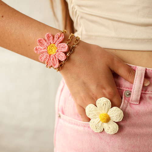 Cr&eacute;ez des colliers, boucles d'oreilles et bagues avec des pendentifs et articles en raphia