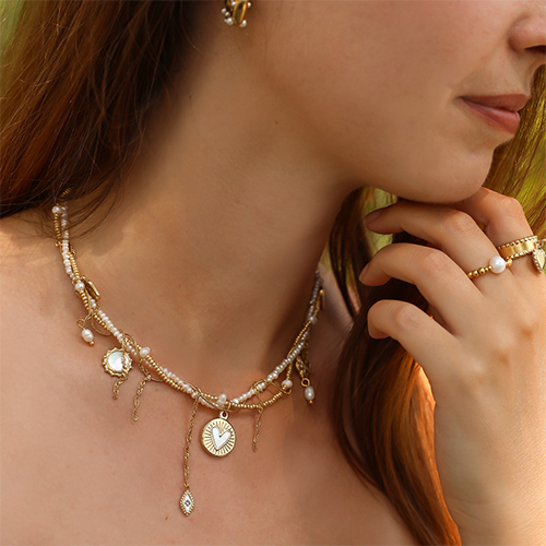 Cr&eacute;er une collection estivale avec des breloques nacr&eacute;es en acier inoxydable