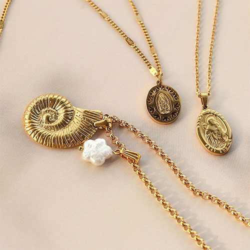 Cr&eacute;ez  des colliers avec des breloques et pendentifs en acier inoxydable