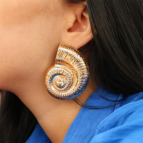 Combinez les boucles d&rsquo;oreilles tendance avec des cartes de bijoux uniques