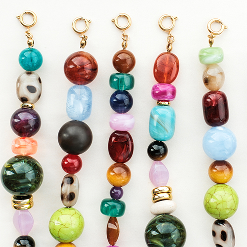 Cr&eacute;er des bijoux avec des perles acryliques 