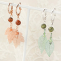 Porte-cl&eacute;s + boucles d&rsquo;oreilles avec v&eacute;ritables feuilles, pierres naturelles et du fil macram&eacute;