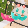 Boucles d&rsquo;oreilles color&eacute;es avec pompons, perles coquillage cauri et m&eacute;tal DQ