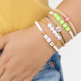 Vous pouvez confectionner ces bracelets d&rsquo;&eacute;t&eacute; super cool avec des perles alphabet et signes du zodiaque : 