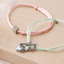 Confectionnez des bracelets hauts en couleurs avec du cordon en satin et des connecteurs en acier inox 