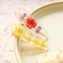 Bracelets avec fleurs s&eacute;ch&eacute;es et pinces &agrave; cheveux assorties