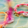Inspiration avec des perles coquillage et du cordon &eacute;lastique
