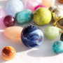 Cr&eacute;er des bijoux avec des perles acryliques 