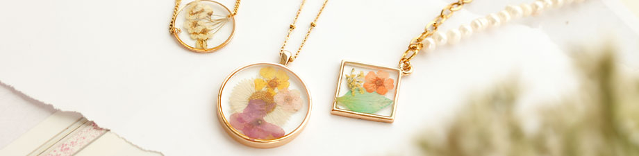 Pendentifs et connecteurs avec fleurs s&eacute;ch&eacute;es