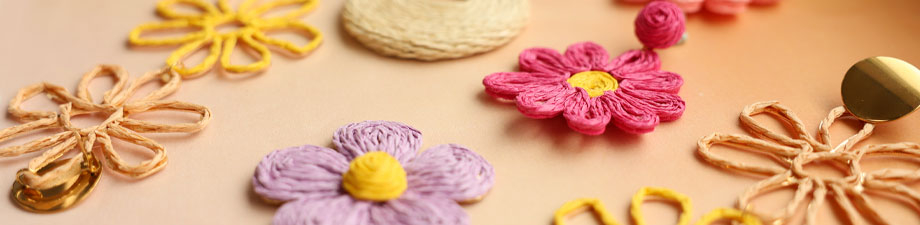 Nouveautés : pendentifs et articles en raphia Nouveautés : pendentifs et articles en raphia