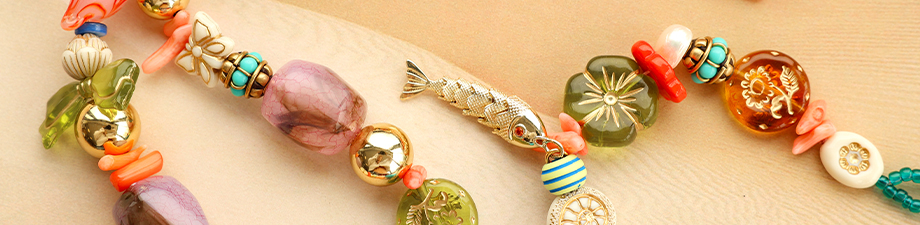 Nouvelle s&eacute;rie de perles acryliques avec d&eacute;tails en couleur dor&eacute;s