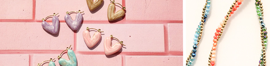 Nouveau! Collier en perles à facettes et créoles en cœurs Nouveau! Collier en perles à facettes et créoles en cœurs